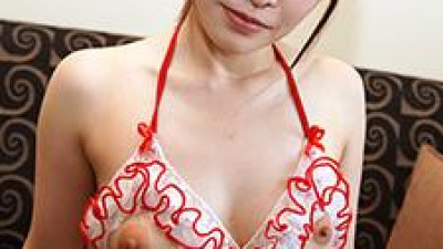 한 오피스 레이디가 인터넷 친구 사이트에서 만난 노인의 정자 가와하 하루나를 빨고 있습니다.